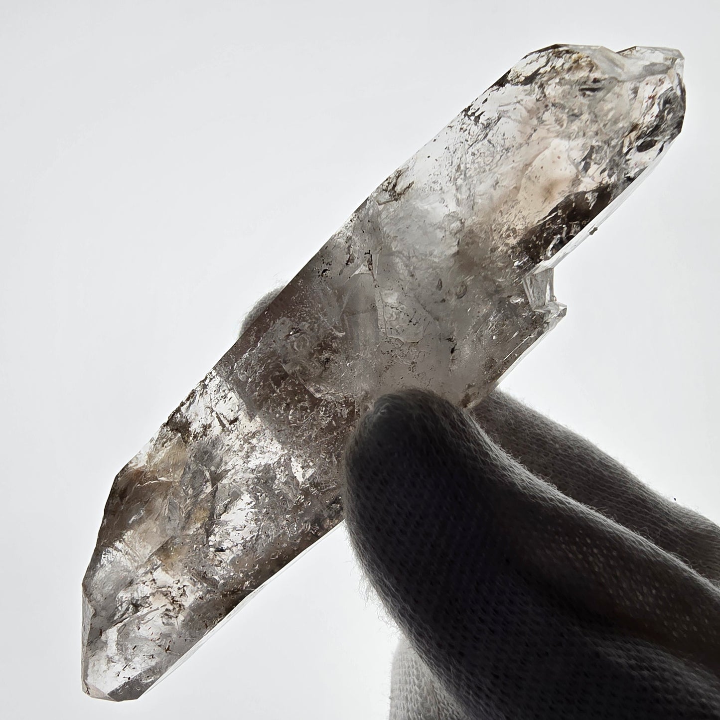 Sceptre DT en quartz fumé squelette Enhydro, poche Valentine en calcite UV, Namibie 98 x 24 x 18 mm