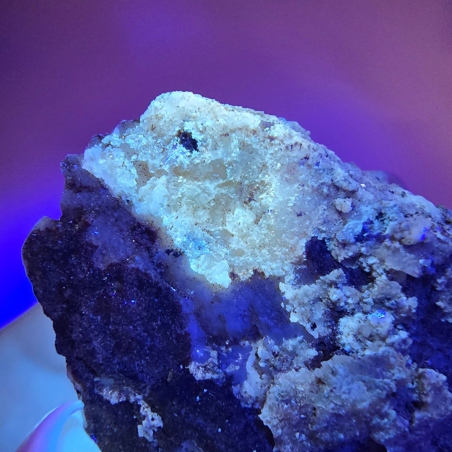Enhydro Harlequin Quartz fumé, calcite UV Stage Valentine Pocket Goboboseb Namibie 55*36*35mm