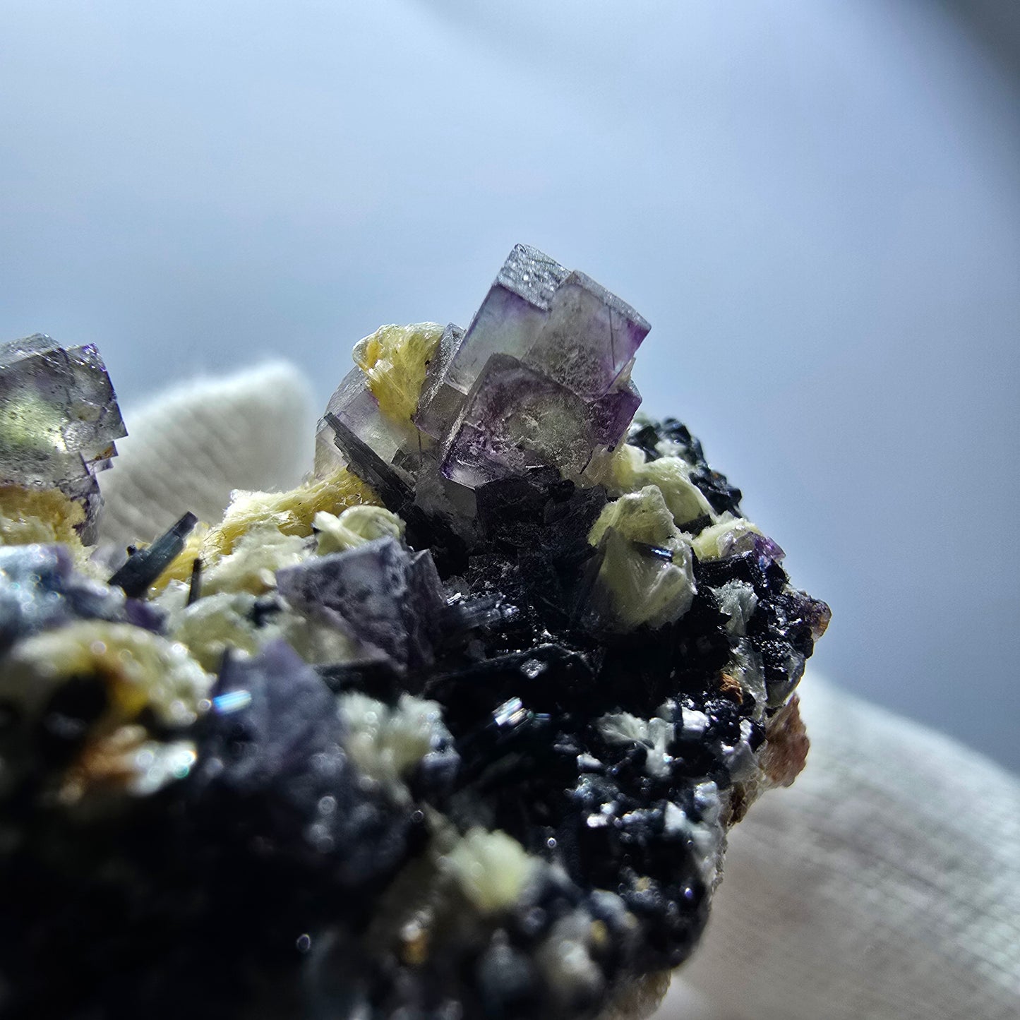 Cubes de fluorite fantôme colorés, tourmaline scholle muscovite, Erongo, Namibie, 61 x 60 x 29 mm