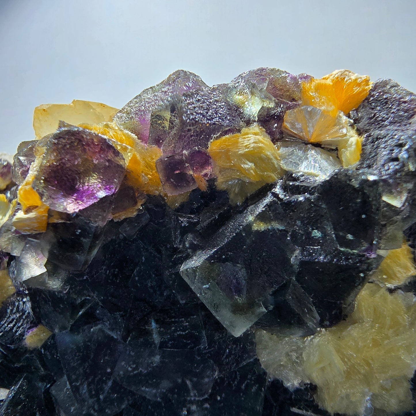Cubes de fluorite fantôme colorés, spécimen de muscovite, Erongo, Namibie, 71 x 56 x 35 mm