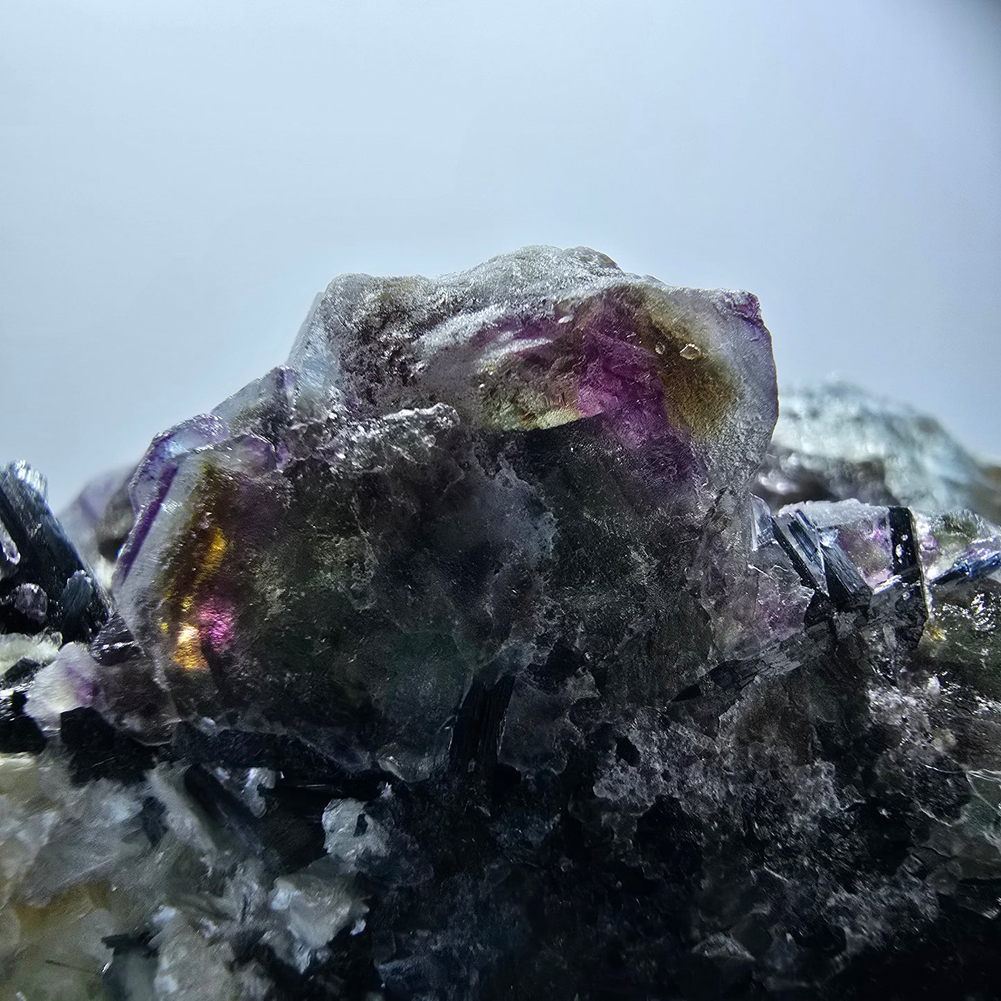 Fluorite fantôme colorée, hyalite, tourmaline schol, muscovite, Erongo, Namibie, 80 x 46 x 60 mm