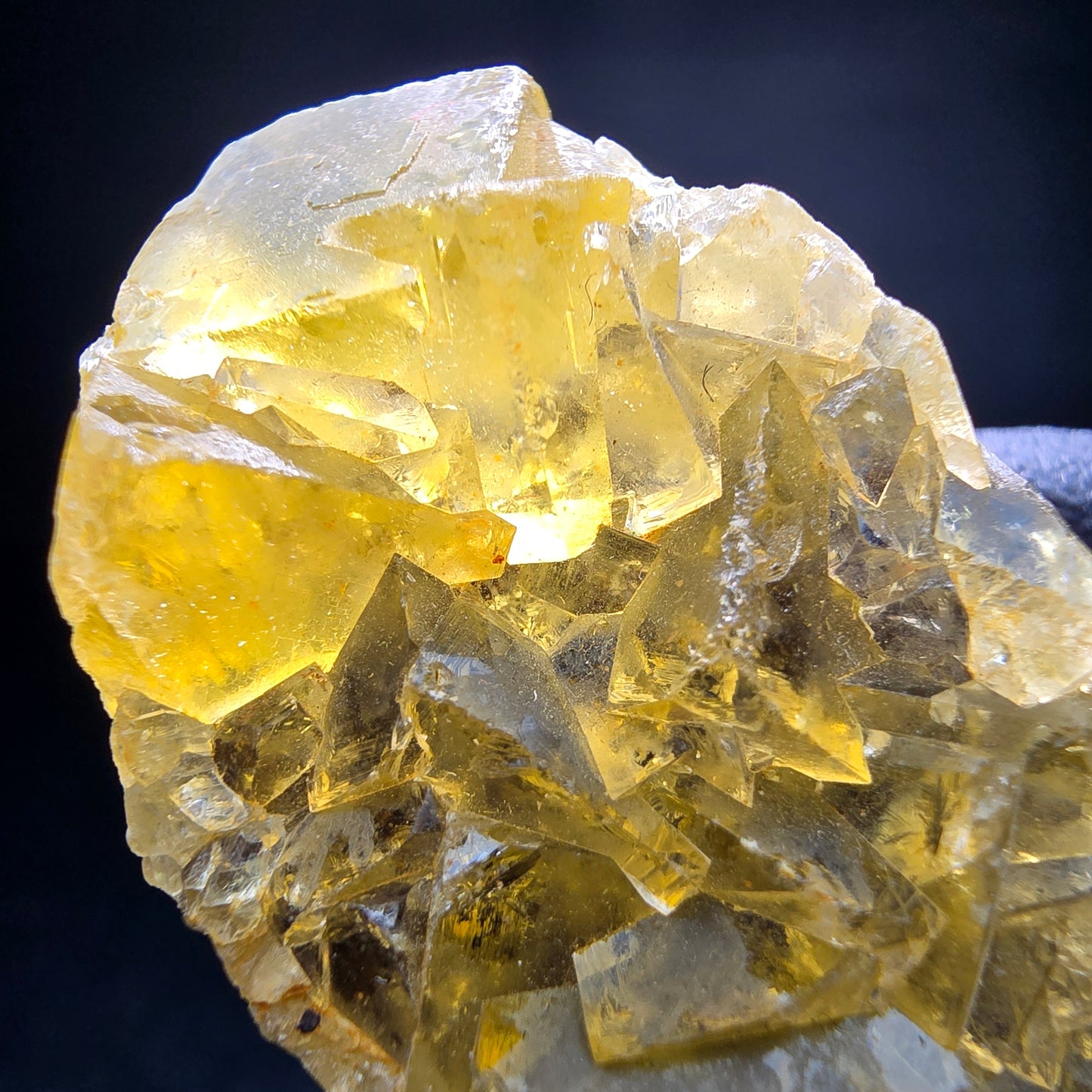 Klare Honey Pocket Phantom Fluorit Würfel Stufe gelb Okorusu, Namibia 44*27*15mm