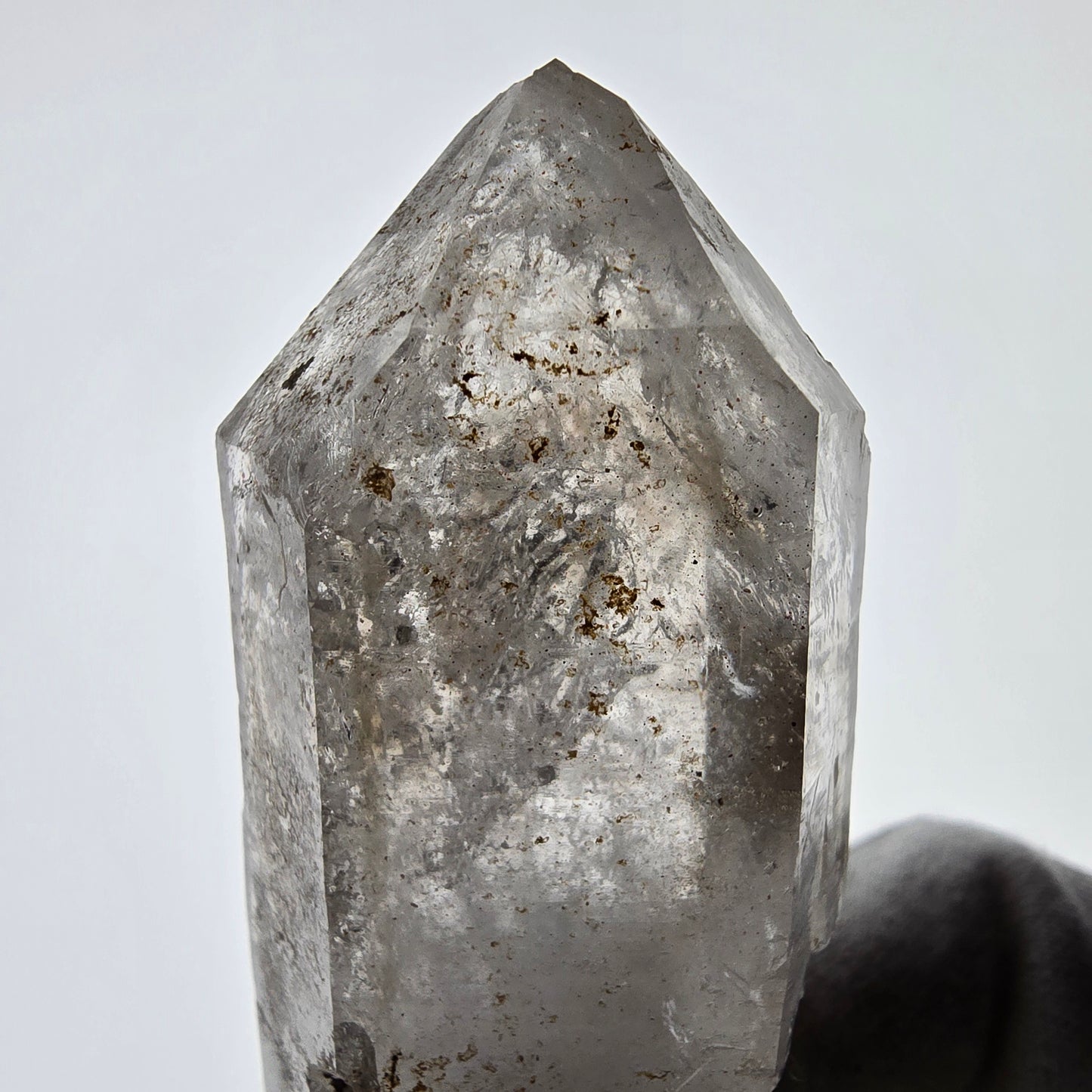 Sceptre DT en quartz fumé squelette Enhydro, poche Valentine en calcite UV, Namibie 105 x 34 x 23 mm