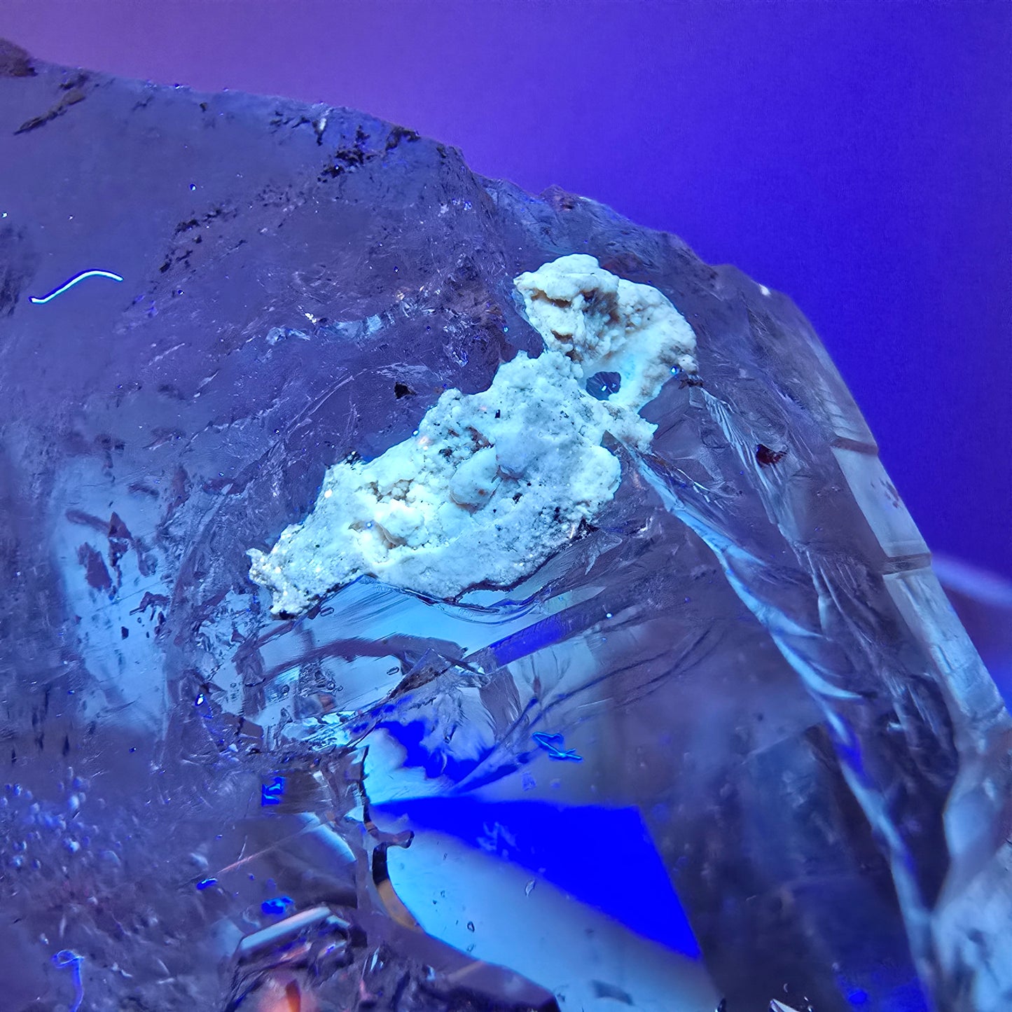 Sceptre en quartz fumé Window Phantom, calcite UV Valentine Pocket Goboboseb Namibie 90 x 38 x 25 mm