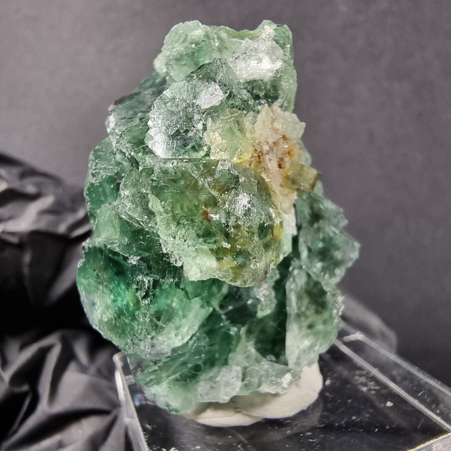 Klare Fluorit XX Würfel Stufe mit Einschluss 35*23*23mm 28g Okorusu, Namibia