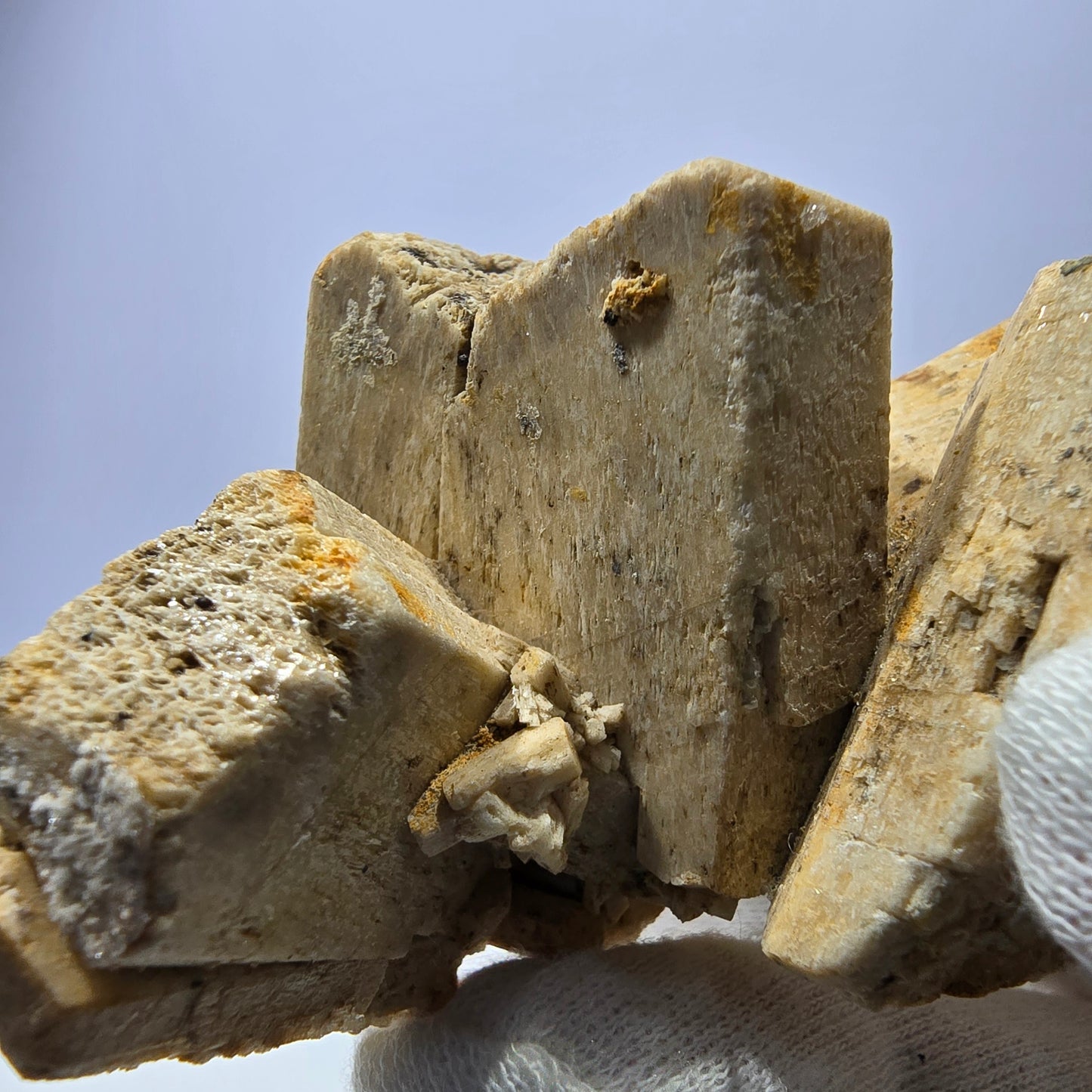 Grand spécimen d'orthose, de tourmaline Schorl et d'hyalite, Erongo, Namibie, 94 x 57 x 50 mm