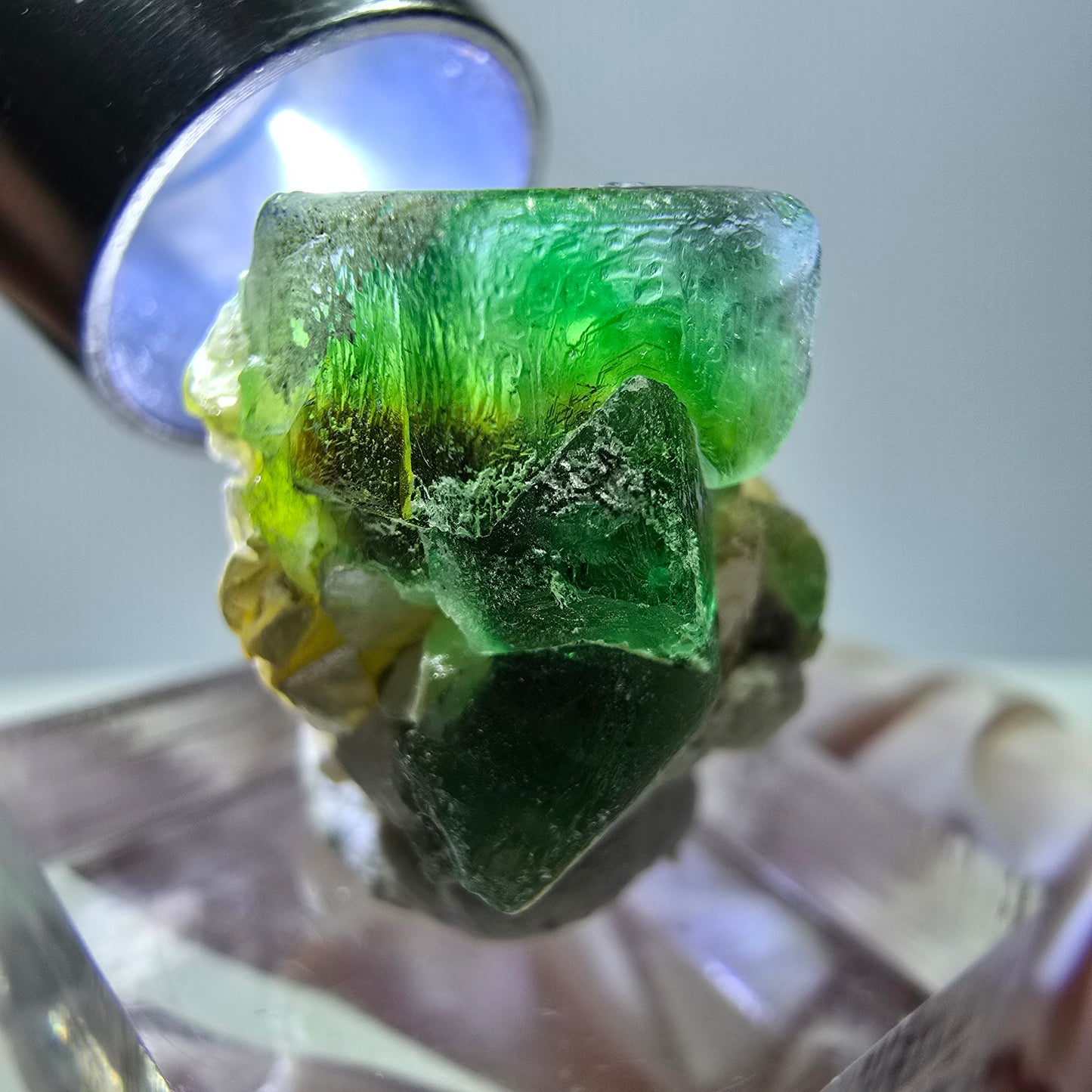 Cube de fluorite fantôme, zonal, muscovite, spécimen d'hyalite, Erongo, Namibie, 22 x 19 x 16 mm