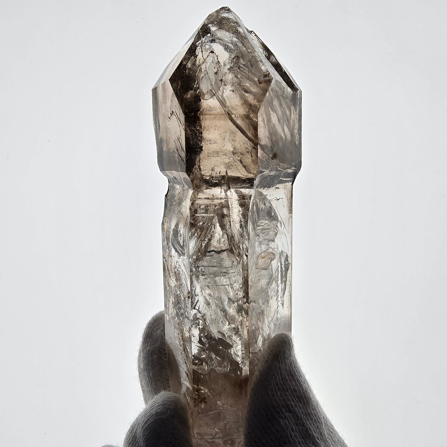 Sceptre de poche en quartz fumé fantôme, Goboboseb de la Saint-Valentin, Namibie, 107 x 38 x 28 mm