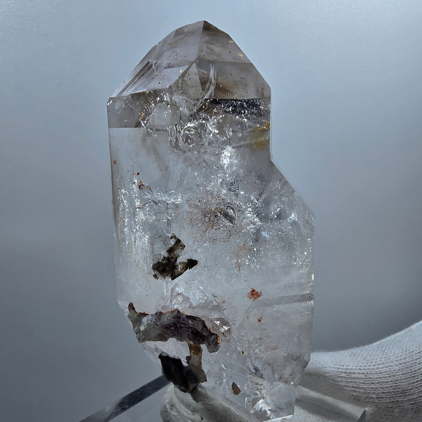 Sceptre DT Enhydro en quartz fumé lémurien, gobo de poche UV en calcite Valentine. Namibie 80 x 40 x 29 mm