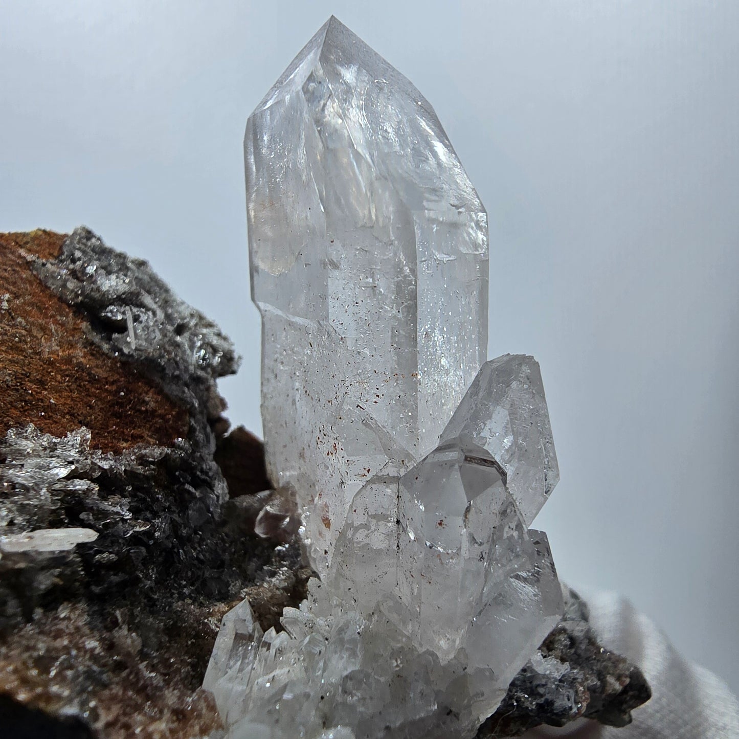 Quartz fumé fantôme hématite, calcite UV sur matrice Valentine Pocket Gob. Namibie 82 x 57 x 53 mm