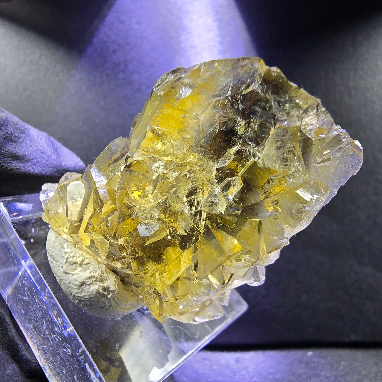 Seltene Honey Pocket Phantom Fluorit XX Würfel Stufe 30*28*14mm Okorusu, Namibia