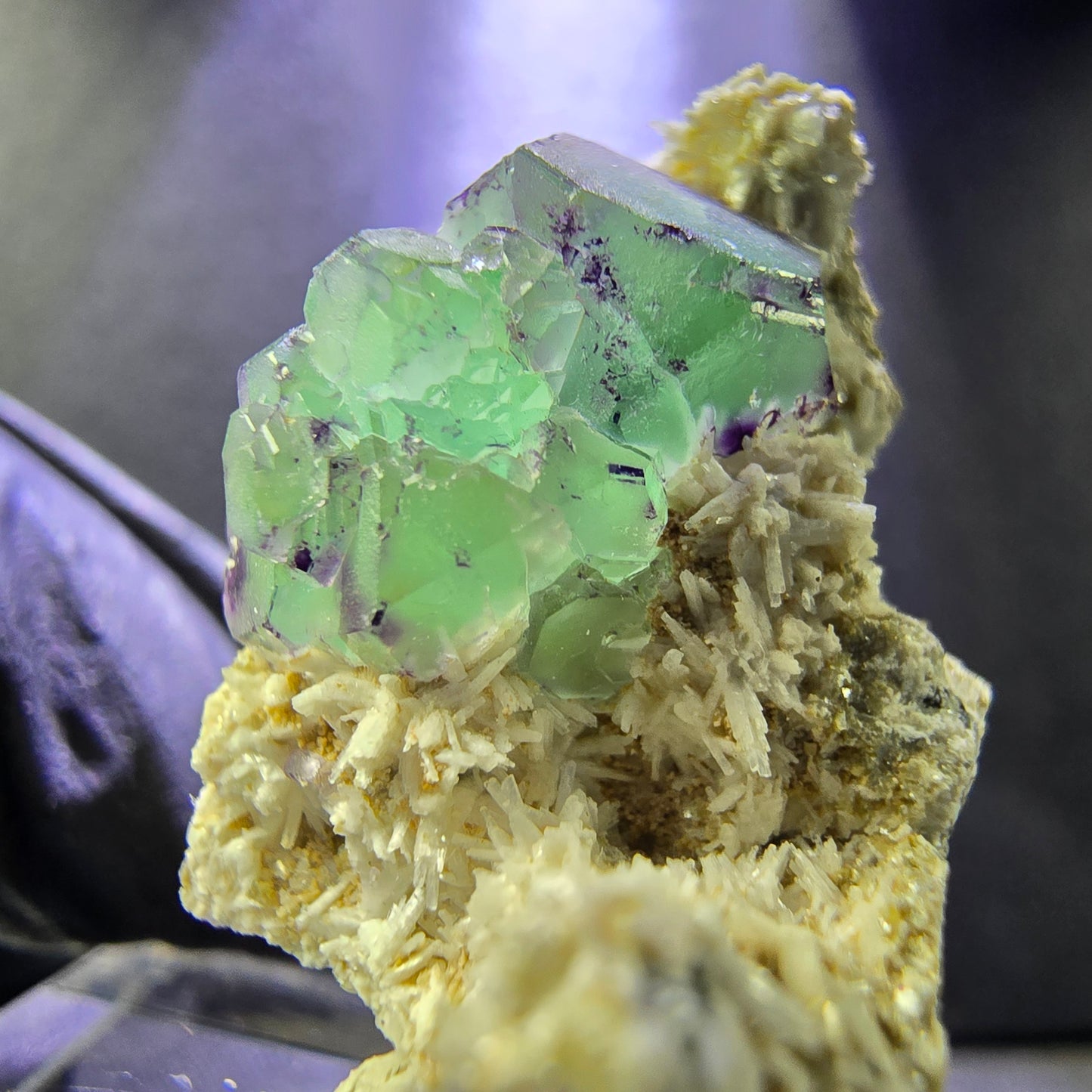 Octaèdre de fluorite fantôme, marche d'orthose muscovite 29*18*17mm Erongo, Namibie