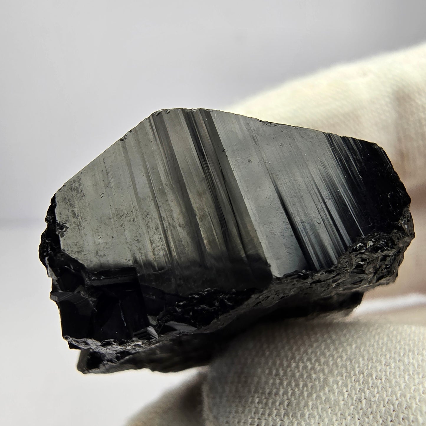 Symmetrischer Schörl Turmalin schwarz glänzend Erongo, Namibia 34*31*17mm