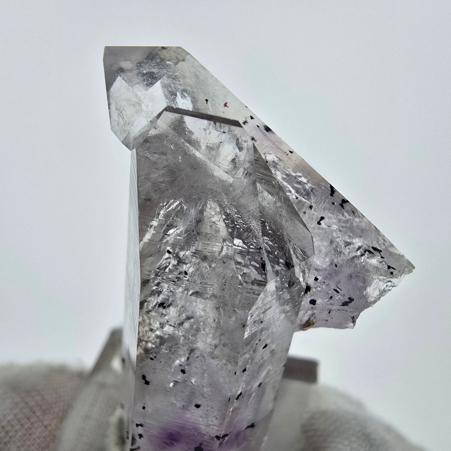 Harlekin Phantom Amethyst mit Analcim Streep Mine Goboboseb Namibia 41*30*17mm