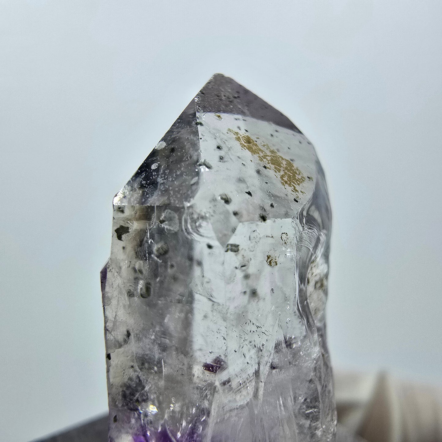 Améthyste fantôme avec hématite, mine Streep, Goboboseb, Namibie, 27 x 13 x 10 mm