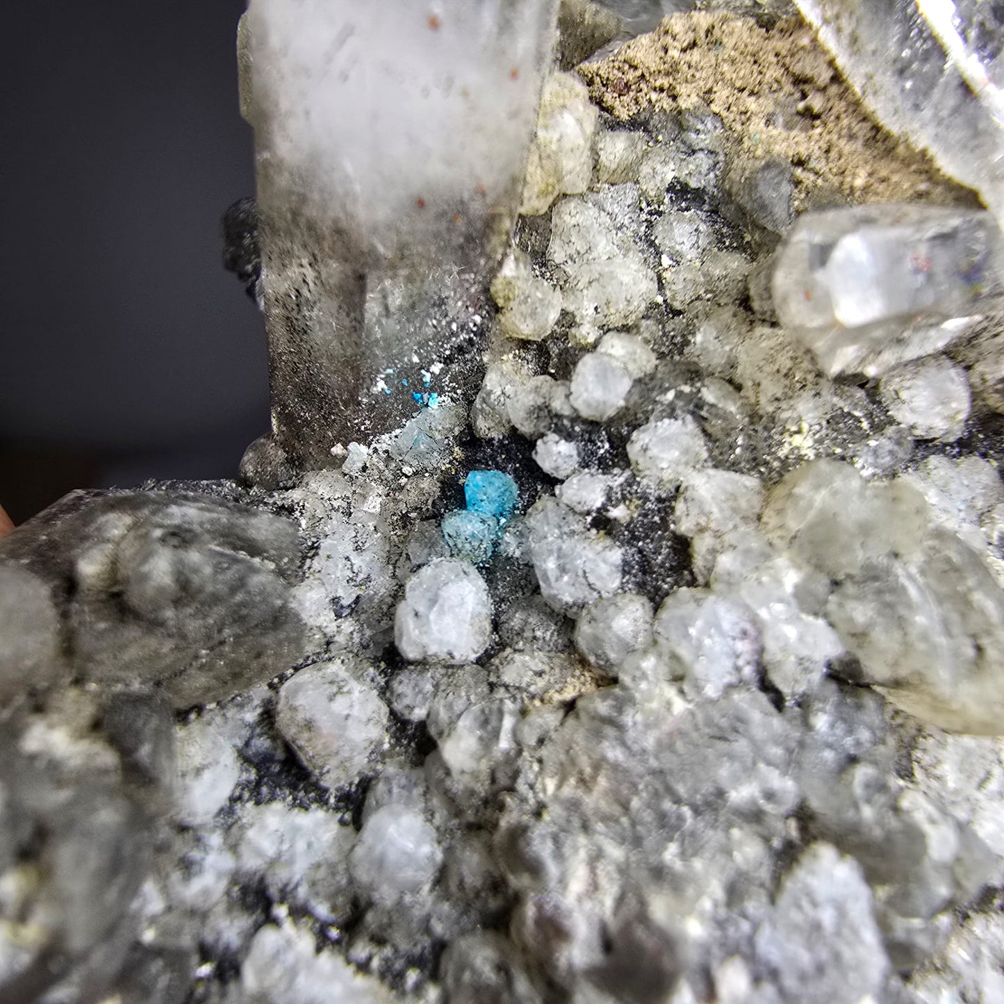 Quartz fumé Harlequin DT, calcite UV, spécimen de chrysocolle, Valentine Pocket, Namibie, 108 x 64 x 44 mm