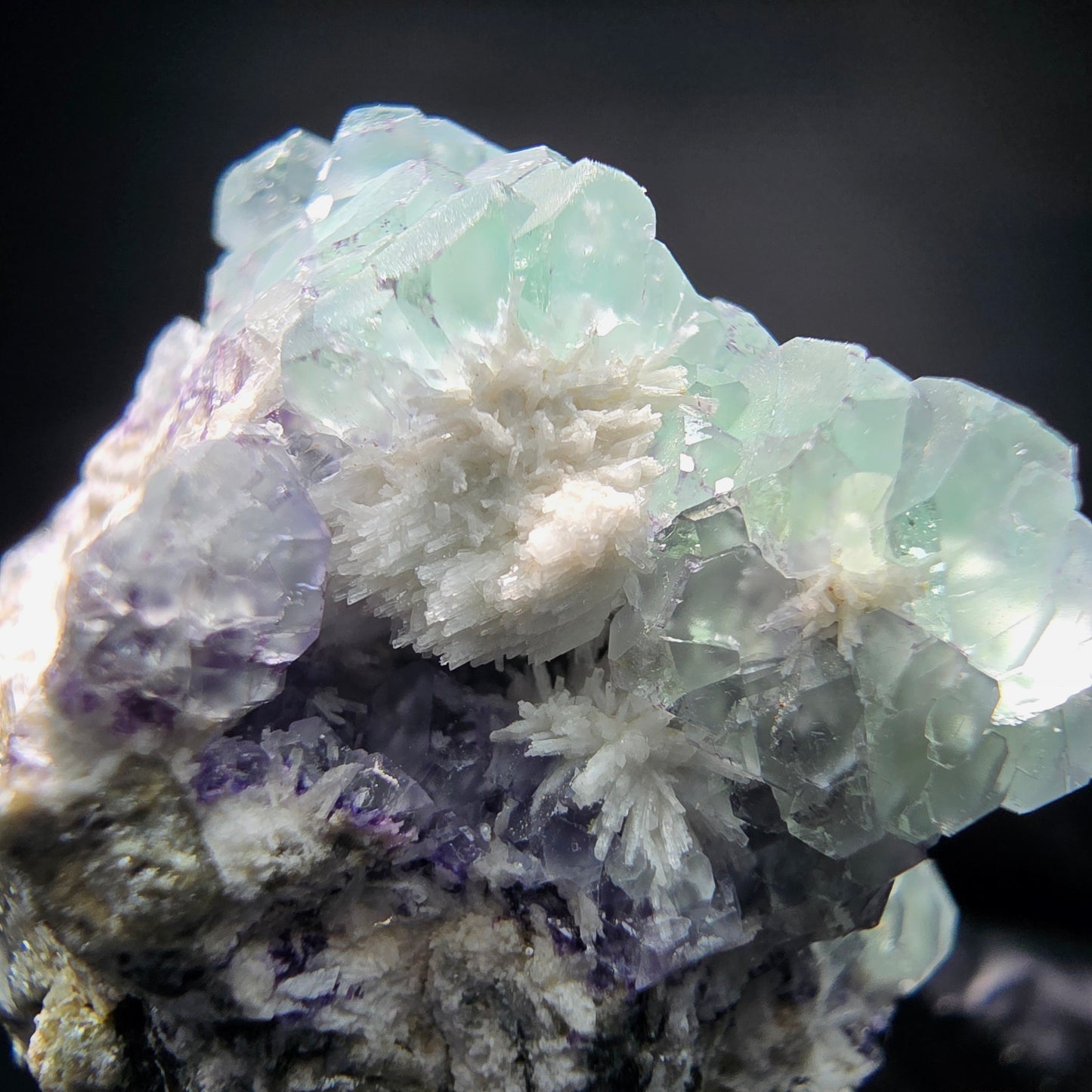 Klare zonare Fluorit Würfel auf Schörl Turmalin Stufe Erongo, Namibia 35*30*25mm