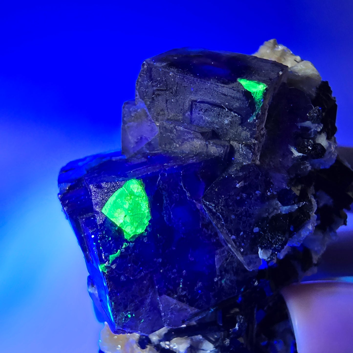Fluorite fantôme colorée, tourmaline schol, hyalite, quartz fumé, muscovite, Erongo, Namibie, 78 x 70 x 48 mm