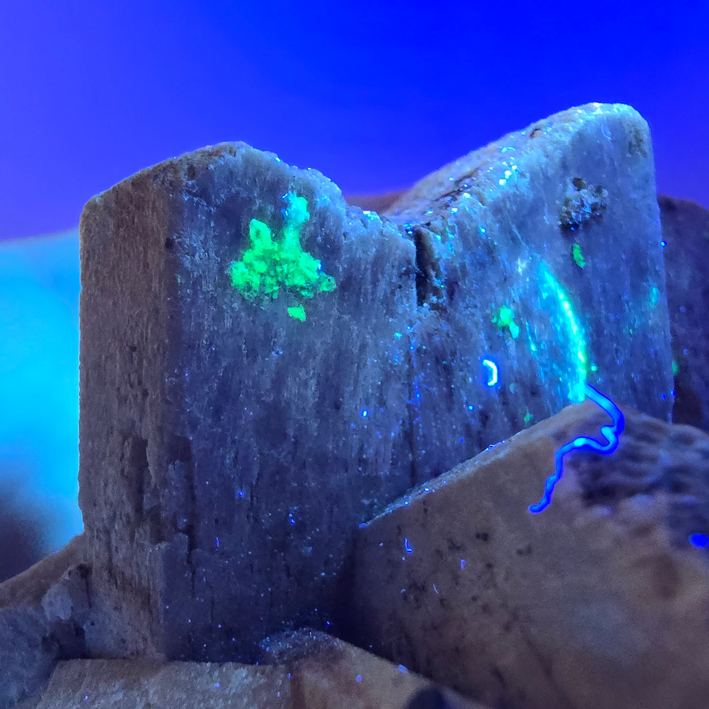 Grand spécimen d'orthose, de tourmaline Schorl et d'hyalite, Erongo, Namibie, 94 x 57 x 50 mm