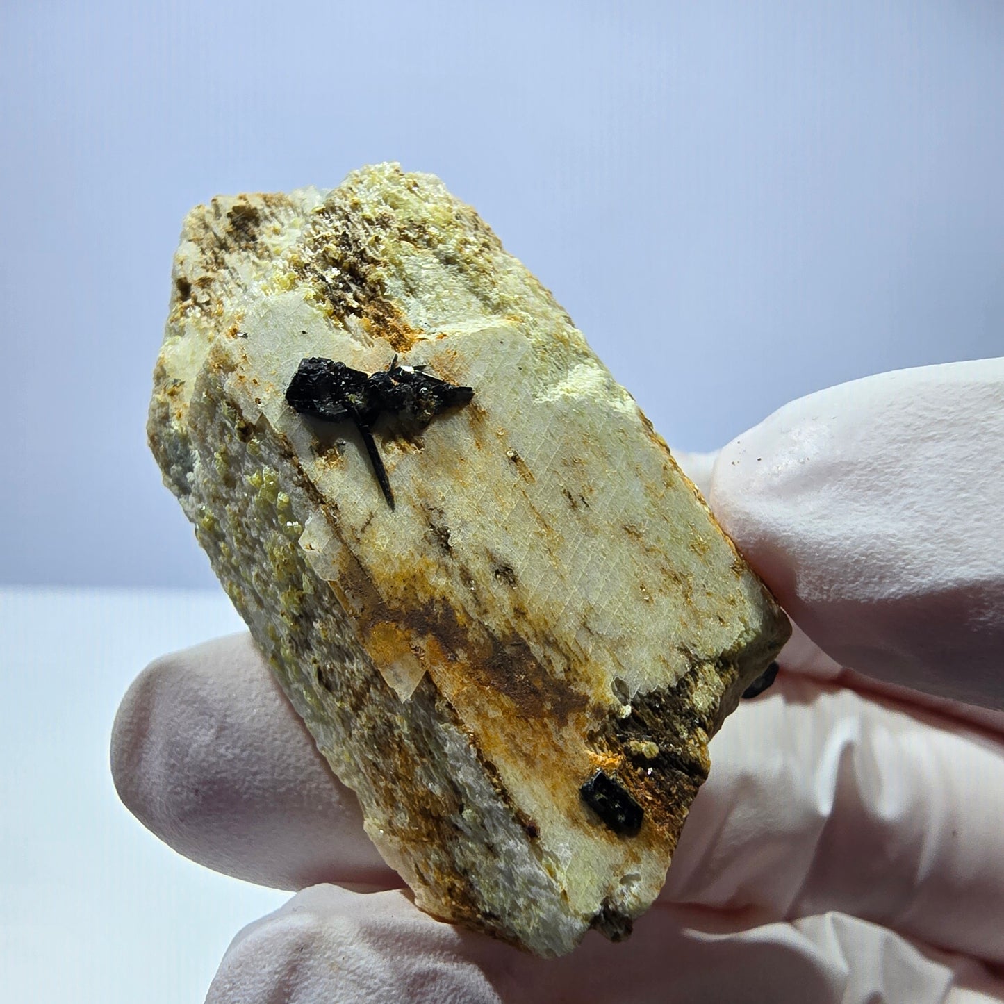 Rare spécimen d'orthose et de tourmaline schorl, Erongo, Namibie, 46*24*15 mm