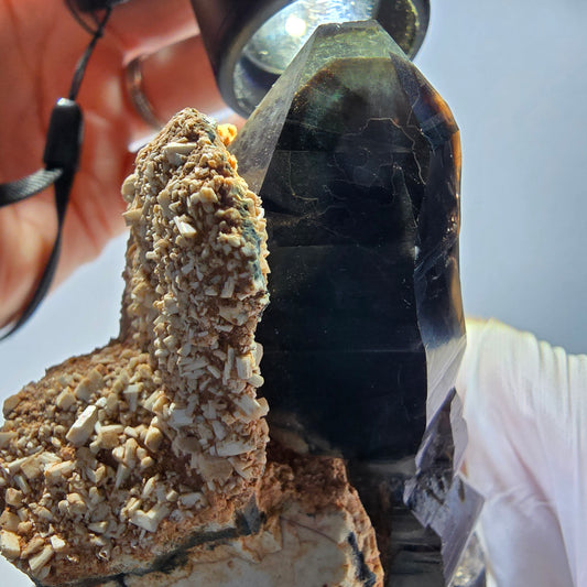 Grand squelette fantôme en quartz fumé, spécimen d'orthose, Erongo, Namibie, 126 x 76 x 50 mm