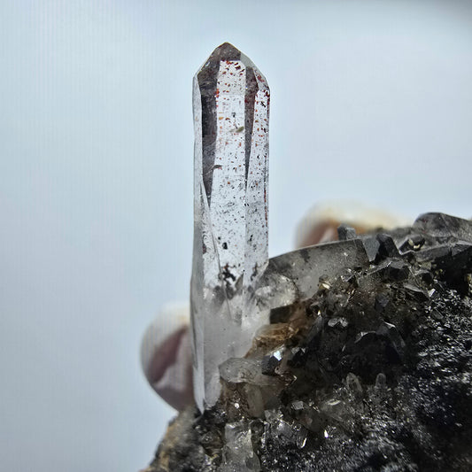 Quartz fumé fantôme transparent, hématite sur matrice étagée, Goboboseb, Namibie, 49 x 38 x 39 mm