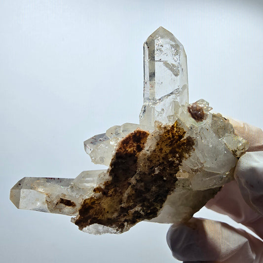 Quartz fumé fantôme transparent, hématite, chlorite sur matrice, spécimen de Goboboseb, Namibie, 56 x 52 x 26 mm