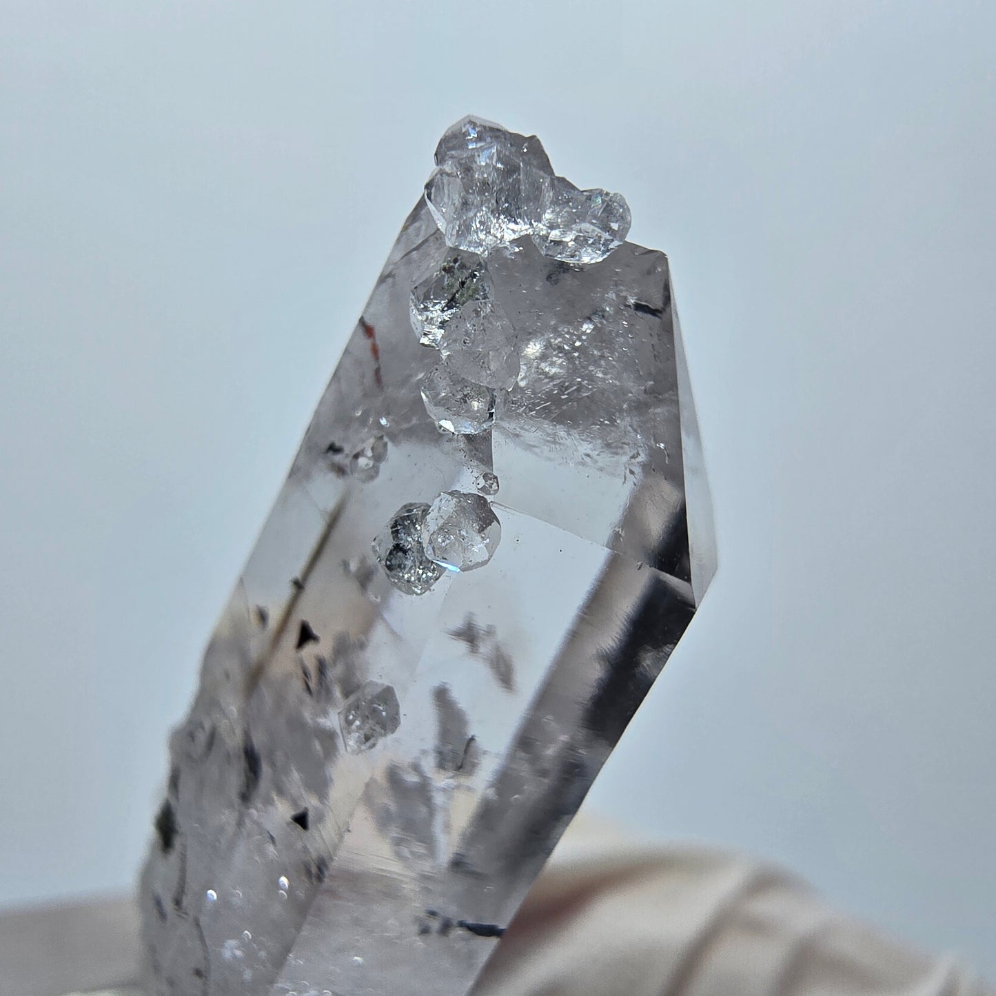 Harlekin Phantom Quarz mit Analcim Streep Mine Goboboseb, Namibia 40*13*12mm