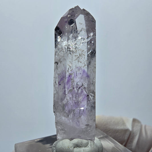 Harlekin Lemurian Phantom Amethyst mit Analcim Streep Mine Goboboseb, Namibia 39*12*10mm