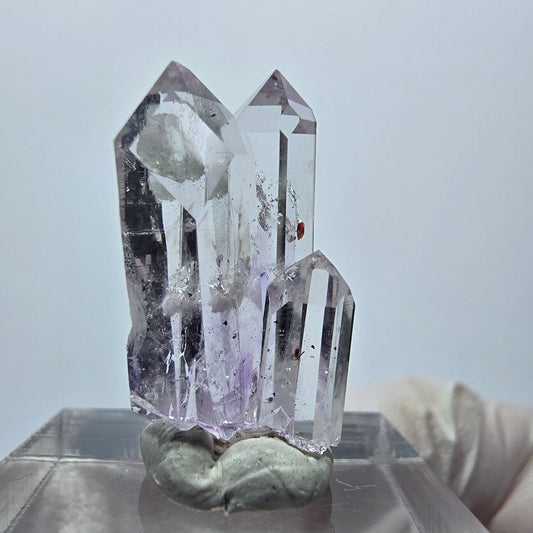 Améthyste lémurienne arlequin avec stries de préhnite, mine de Goboboseb, Namibie, 25 x 13 x 13 mm