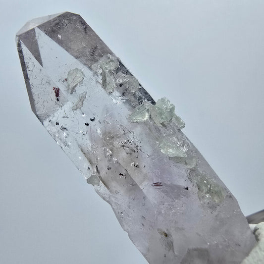 Améthyste lémurienne arlequin avec stries de préhnite, mine de Goboboseb, Namibie, 39 x 12 x 12 mm