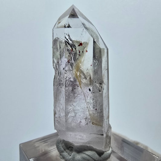 Améthyste fantôme lémurienne arlequin avec stries de préhnite, mine de Goboboseb, Namibie, 38 x 14 x 13 mm