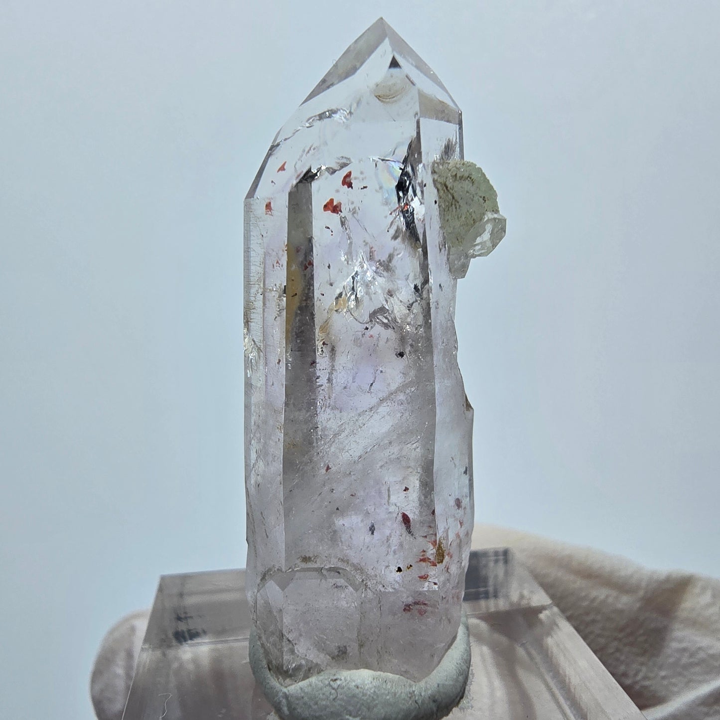 Améthyste fantôme lémurienne arlequin avec stries de préhnite, mine de Goboboseb, Namibie, 38 x 14 x 13 mm