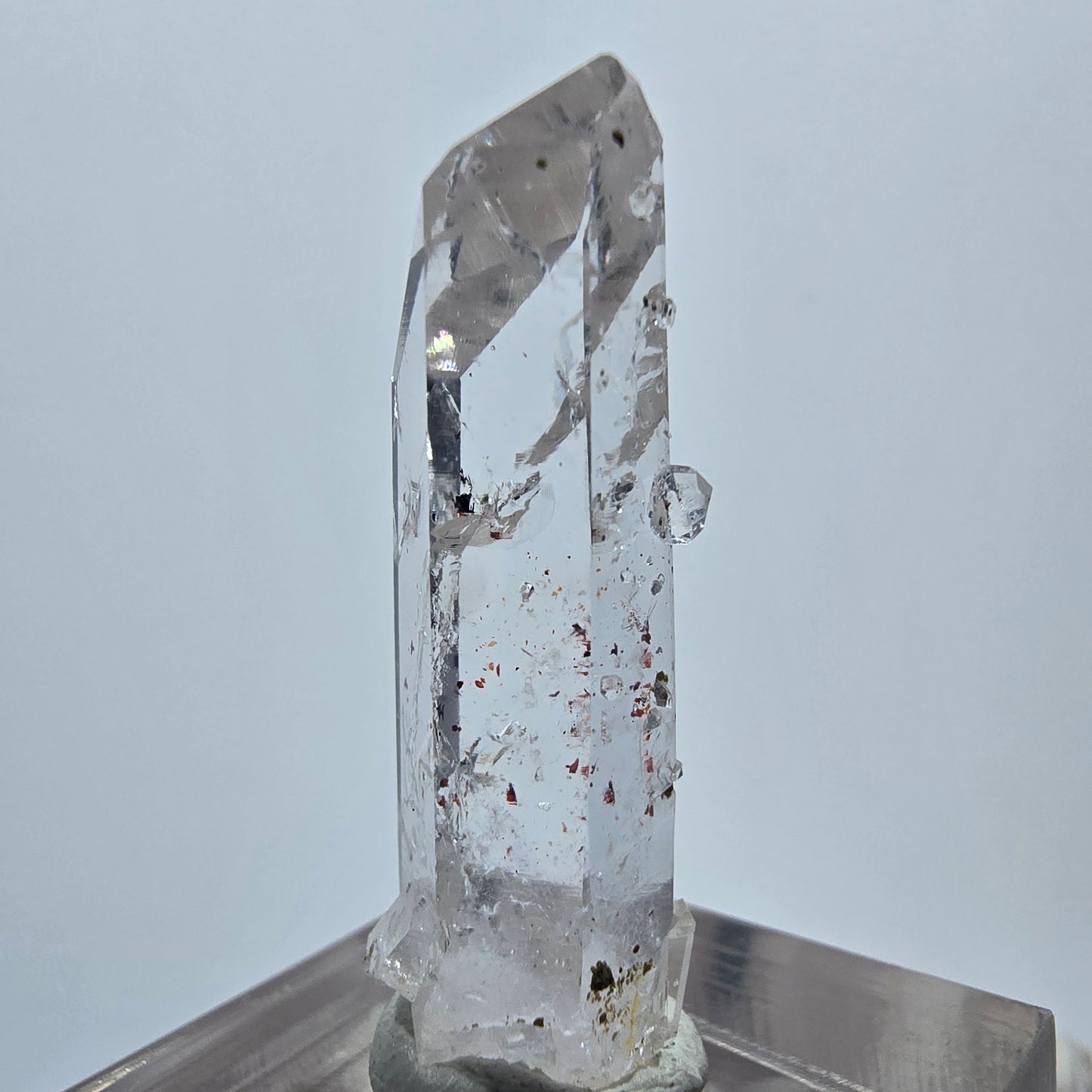 Quartz fantôme arlequin avec strie d'analcim, mine de Goboboseb, Namibie, 35 x 10 x 10 mm