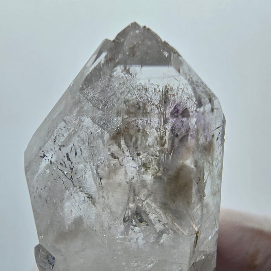 Pointe de quartz fantôme lémurien, mine de Streep, Goboboseb, Namibie, 35 x 24 x 12 mm