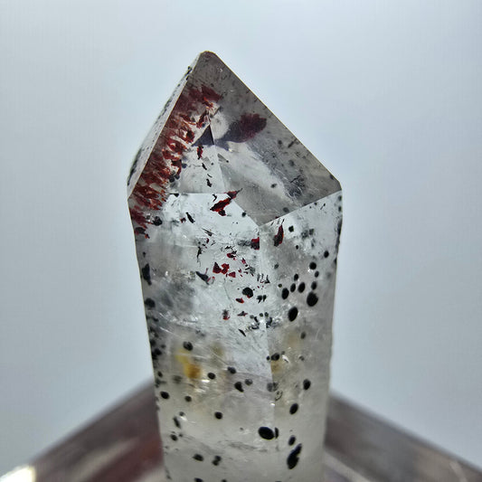 Harlekin Phantom Quarz mit Hämatit Streep Mine Goboboseb Namibia 29*11*9mm