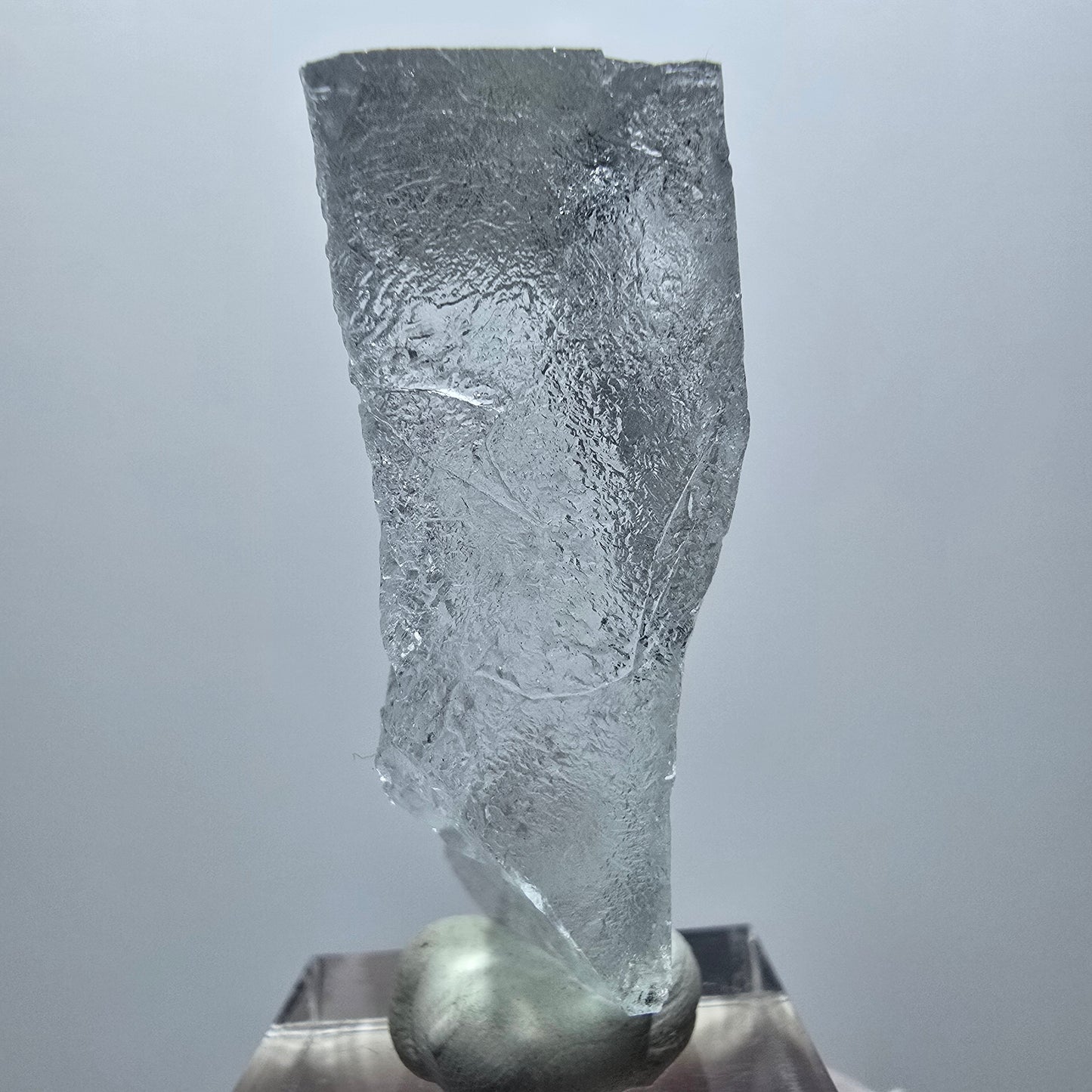 Cristal de fluorite d'une clarté exceptionnelle, blanc avec tourmaline Schörl, Erongo, Namibie, 46 x 19 x 17 mm