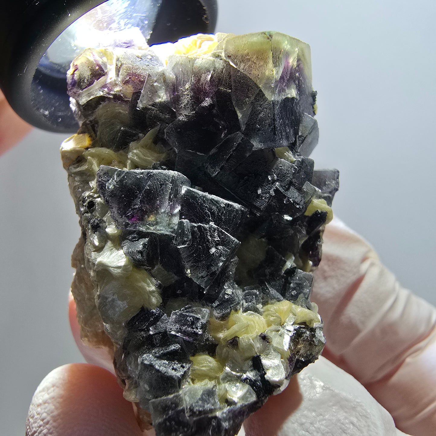 Cubes de fluorite fantôme colorée, tourmaline schorl, spécimen de muscovite d'Erongo, Namibie 46*33*27 mm