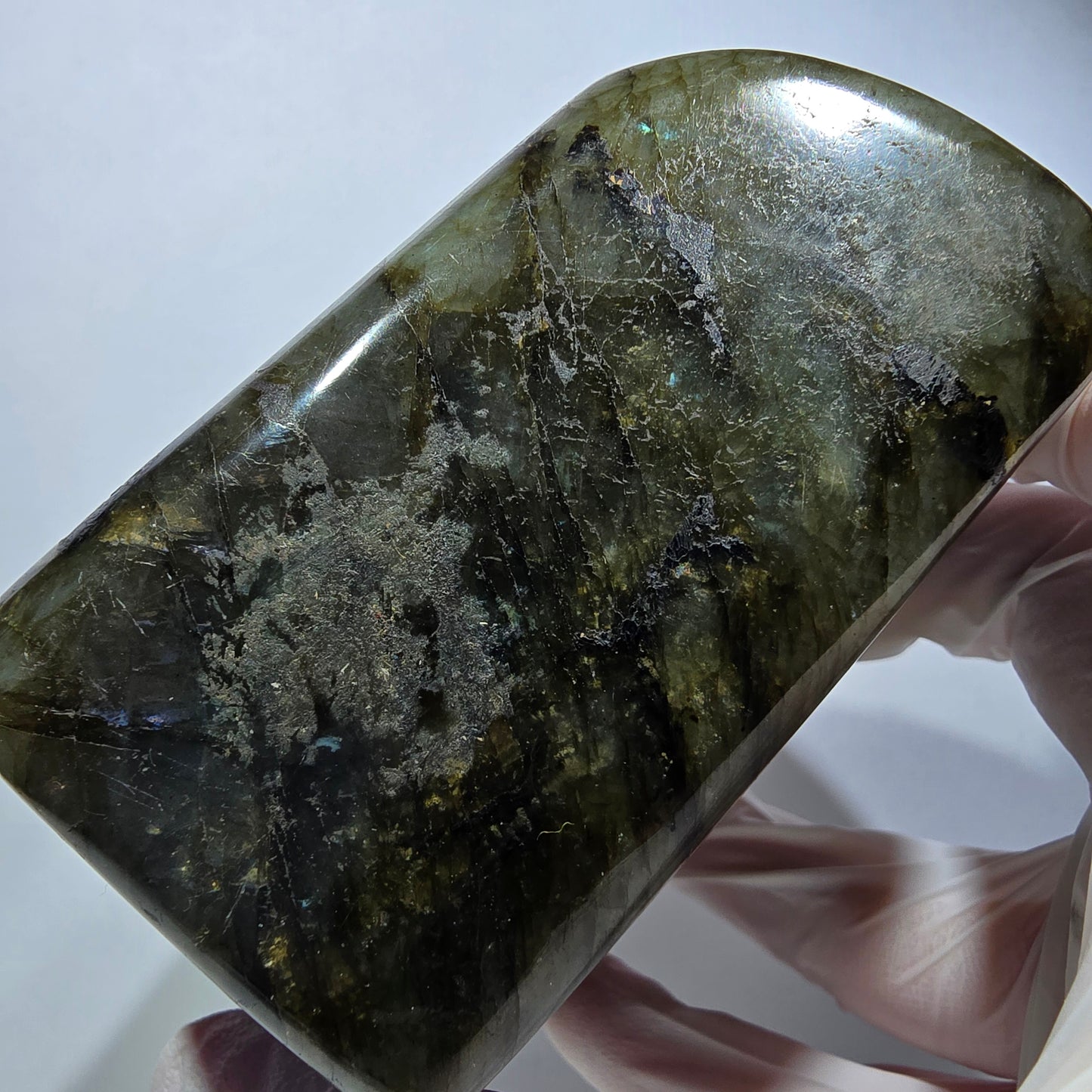 Gros cristal de labradorite poli, bleu jaune vert Madagascar 120*81*46 mm