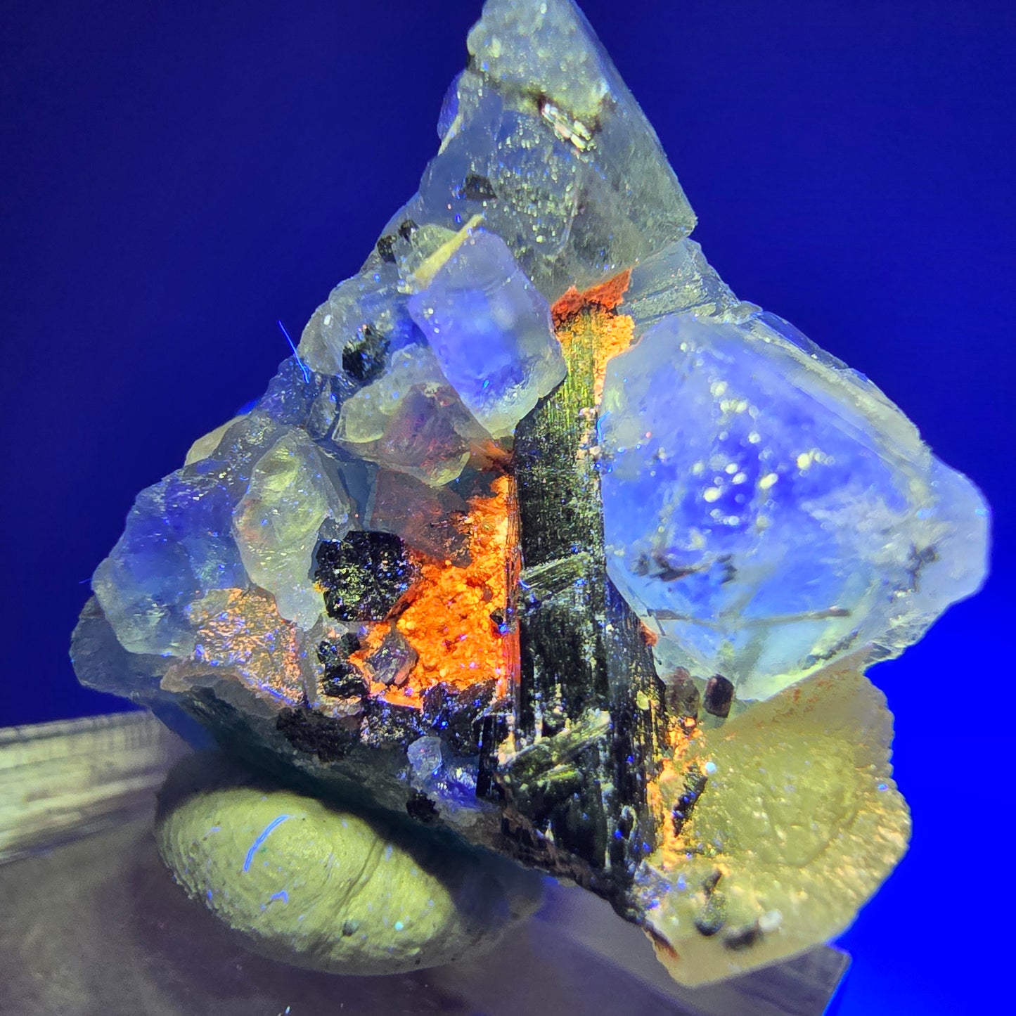 Phantom Fluorit, Schörl Turmalin, (+ UV Mineral unbekannt) Erongo, Namibia 25*24*12mm