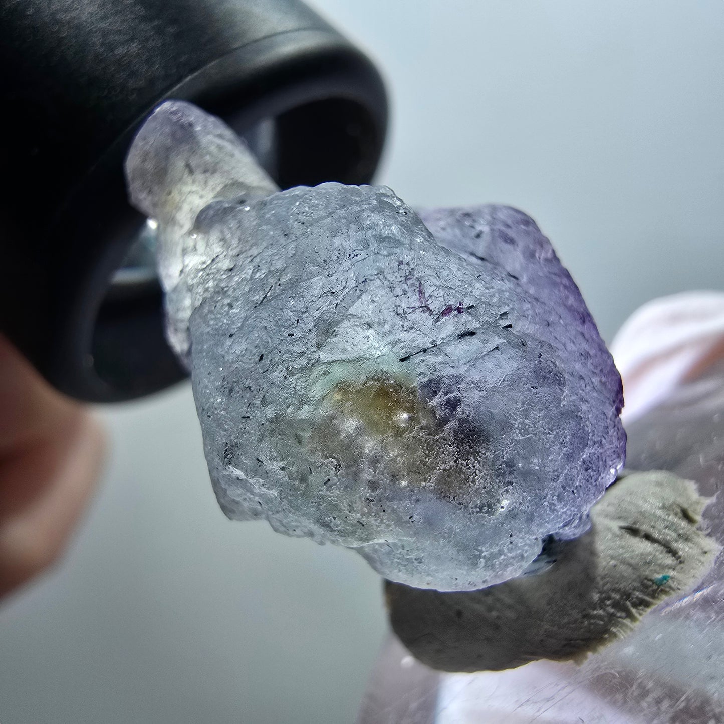 Cube de fluorite fantôme très clair, tourmaline schorl, Erongo, Namibie, 29*16*16 mm, n° 11939