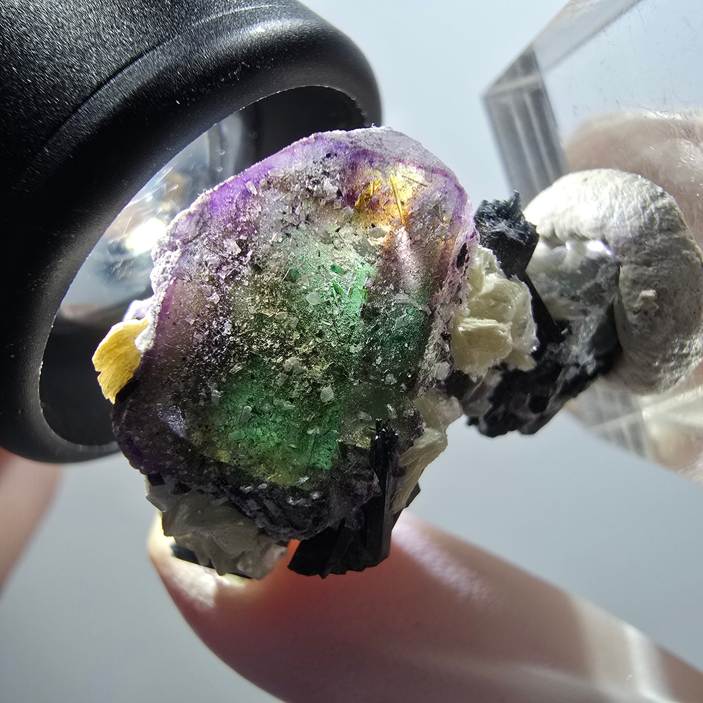 Spécimen de fluorite fantôme colorée, tourmaline schorl et muscovite d'Erongo, Namibie, 31 x 22 x 21 mm, n° 11992