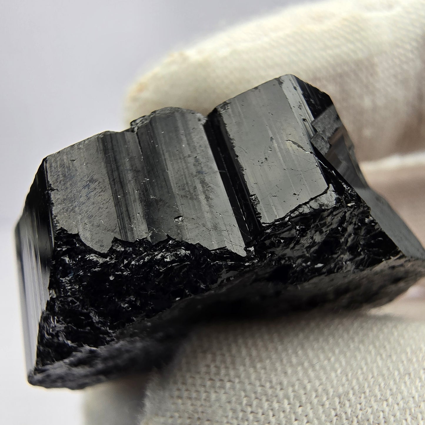 Symmetrischer Schörl Turmalin schwarz glänzend Erongo, Namibia 34*31*17mm