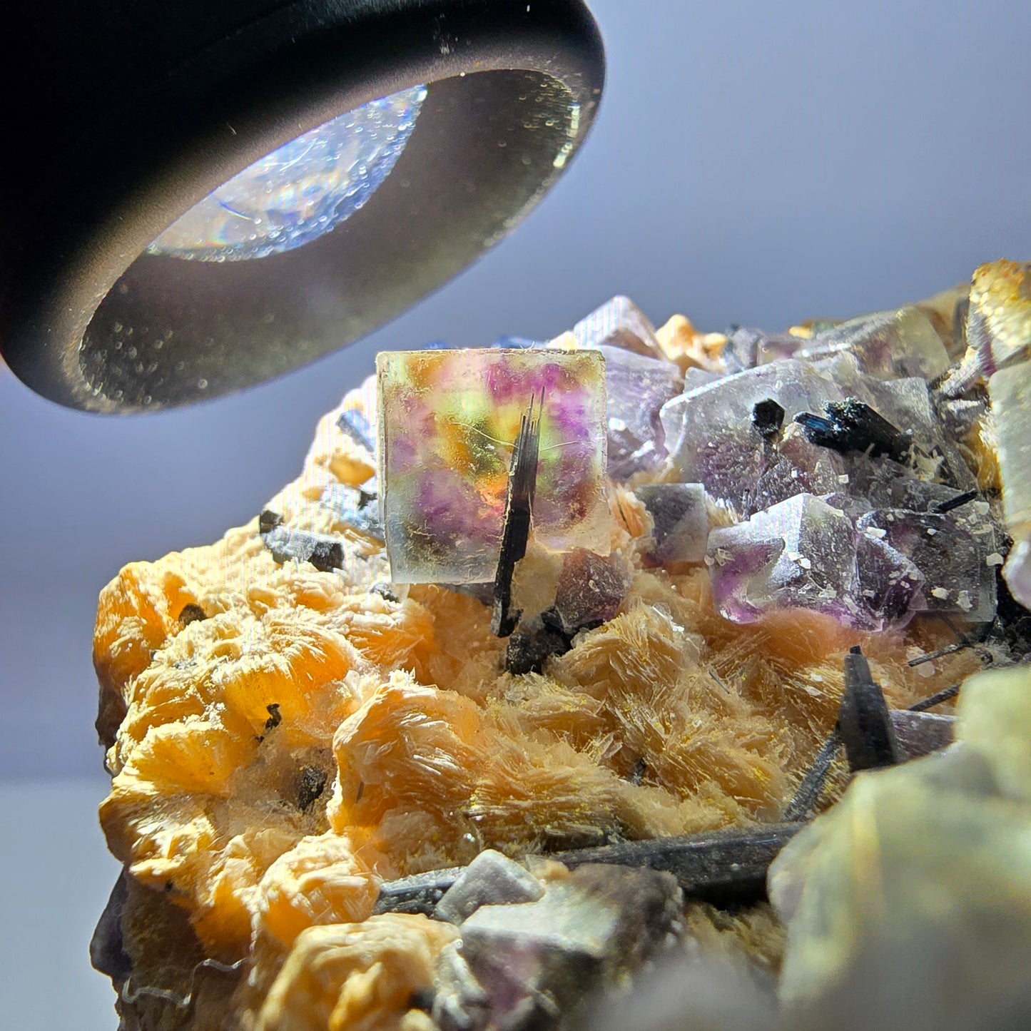 Fluorite fantôme colorée, tourmaline schol, hyalite, muscovite, Erongo, Namibie, 72 x 70 x 35 mm