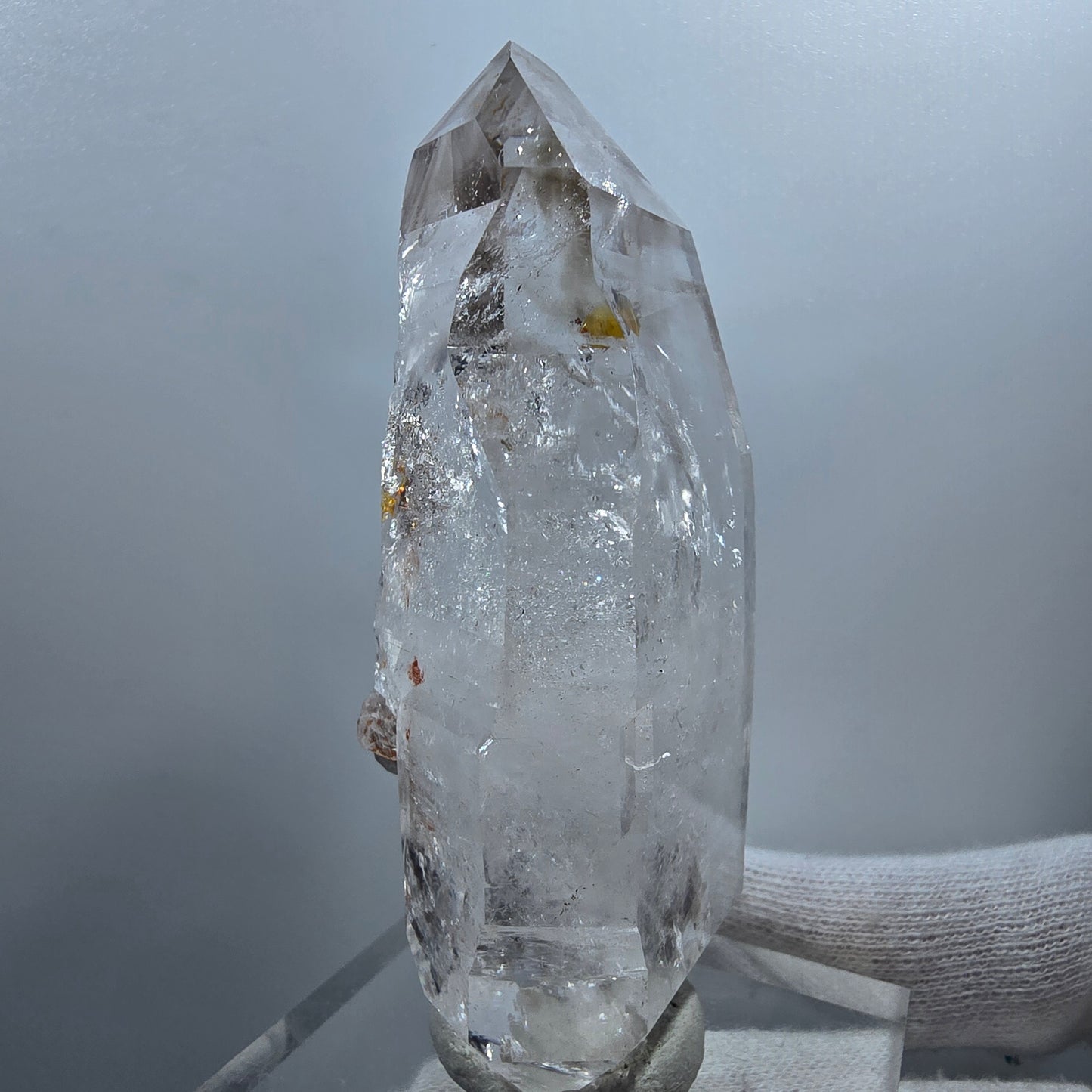 Sceptre DT Enhydro en quartz fumé lémurien, gobo de poche UV en calcite Valentine. Namibie 80 x 40 x 29 mm