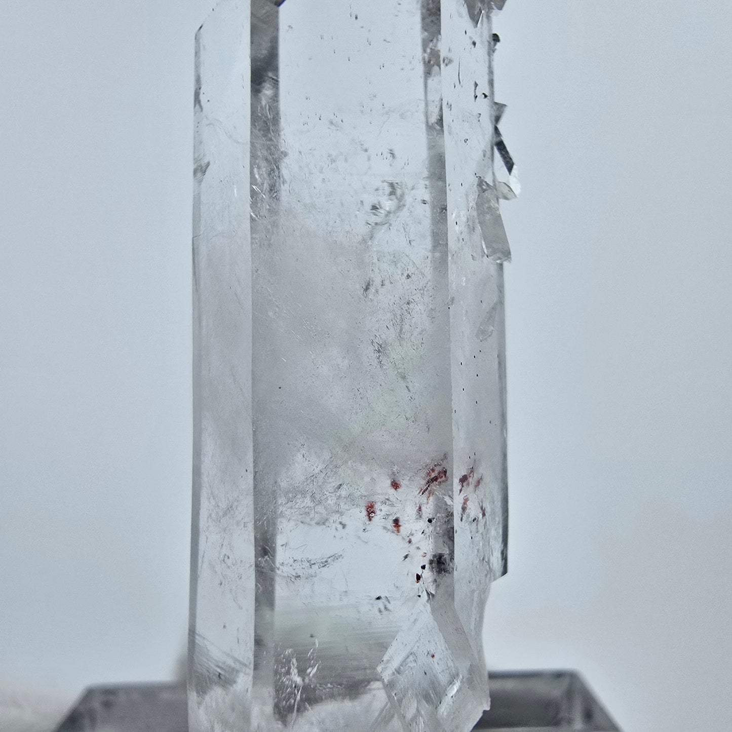 Cristal de quartz Harlequin très clair de la mine Streep, Goboboseb, Namibie, 40 x 13 x 11 mm