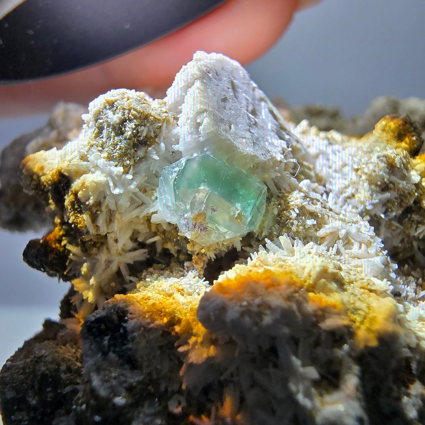 Grand spécimen de fluorite, hyalite, scholle, tourmaline, muscovite, orthose, Erongo, Namibie, 126 x 99 x 78 mm