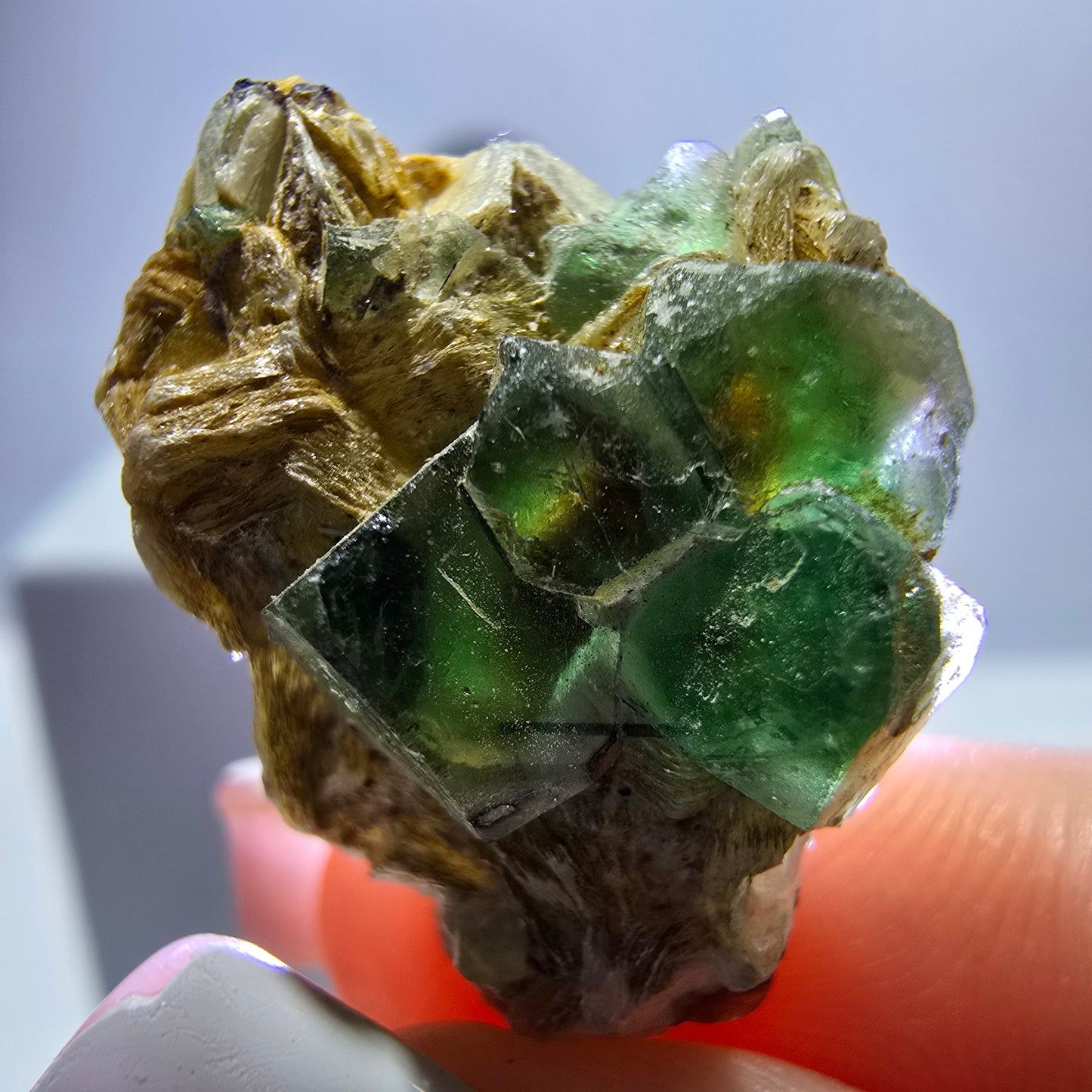 Lot de 16 marches en fluorite fantôme, hyalite, tourmaline Schörl, muscovite, Erongo, Namibie