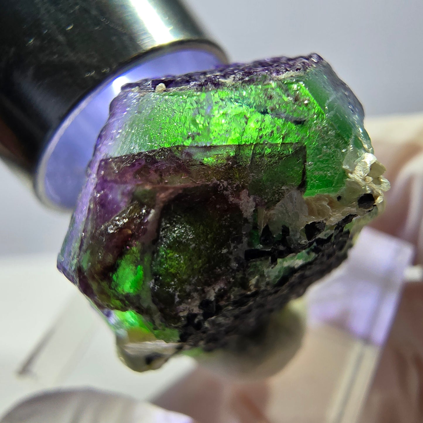 Cube hexagonal de fluorite fantôme, muscovite, tourmaline Schörl, Erongo, Namibie, 26 x 21 x 16 mm