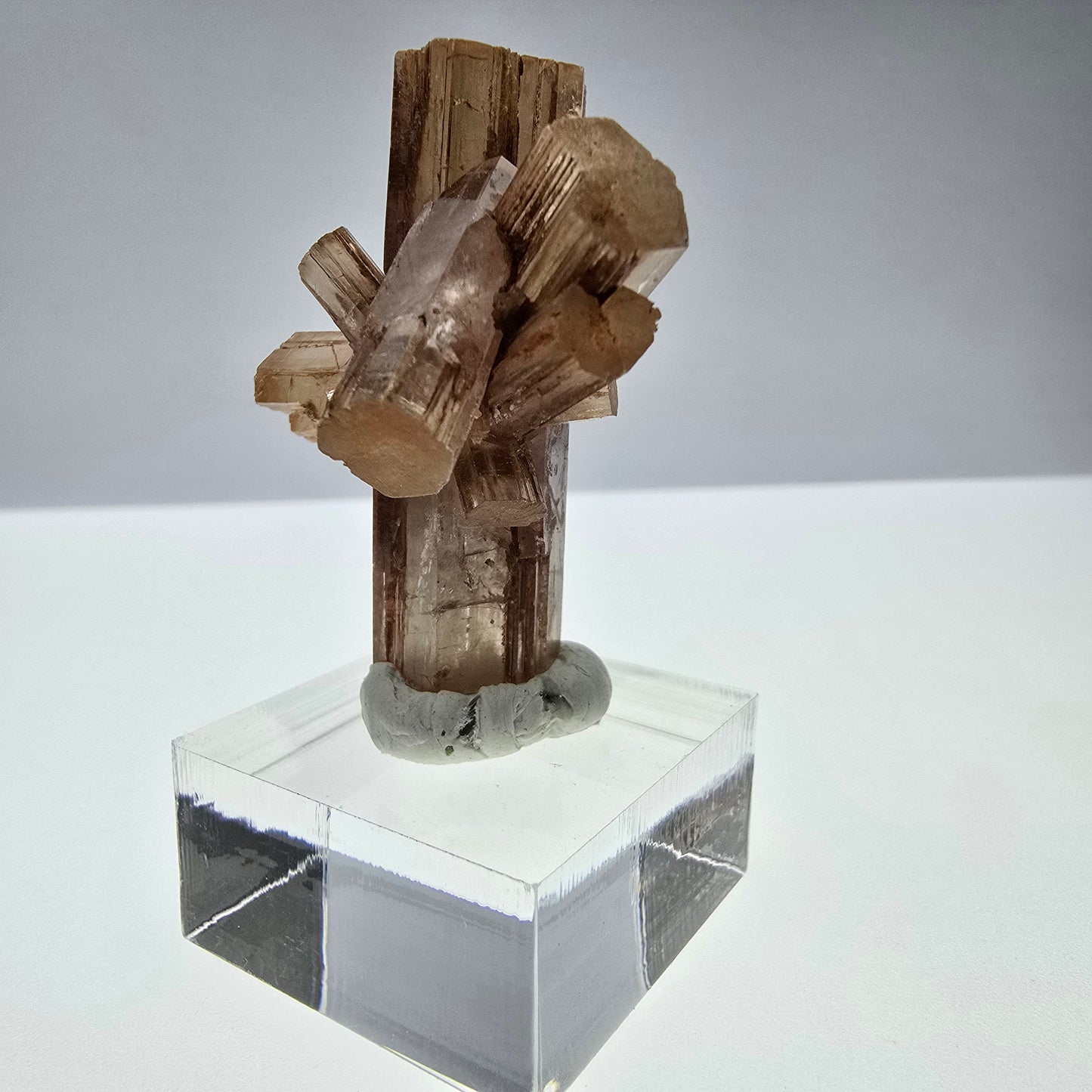 Acrylic base for minerals presentation 30*30*15mm stand plate base clear